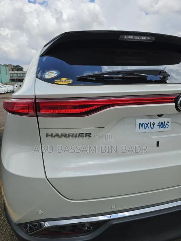 Toyota Harrier 2.0 2021 White