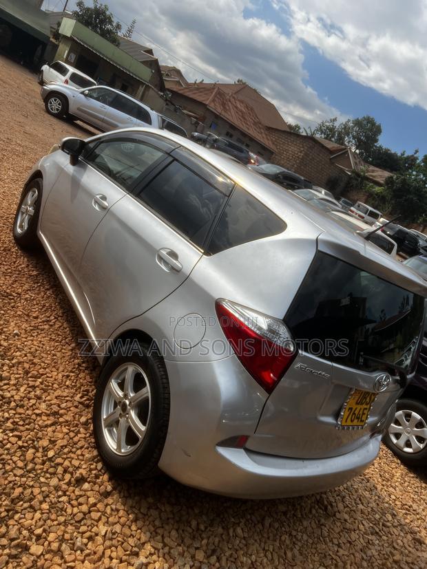 Toyota Ractis 1.5 AWD 2011 Silver