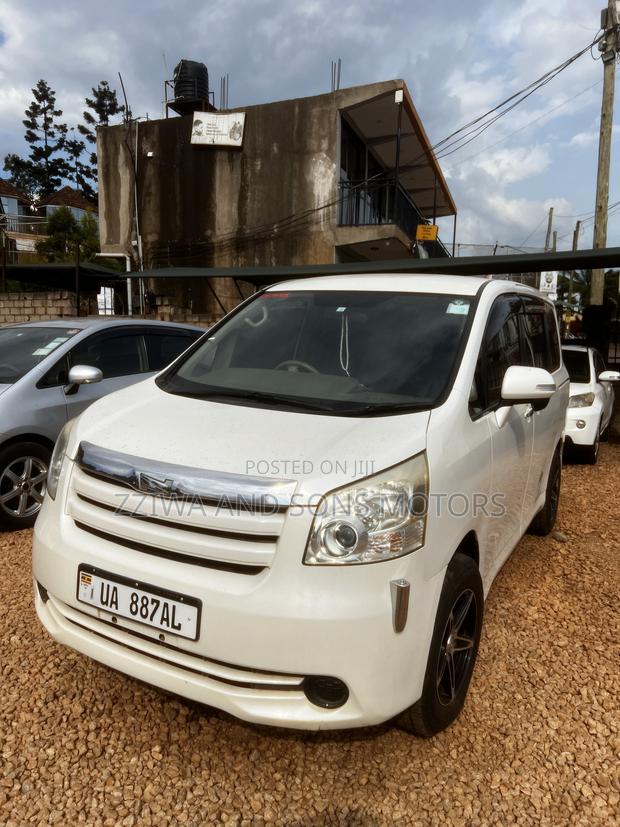 Toyota Noah 2.0 AWD (7 Seater) 2014 White