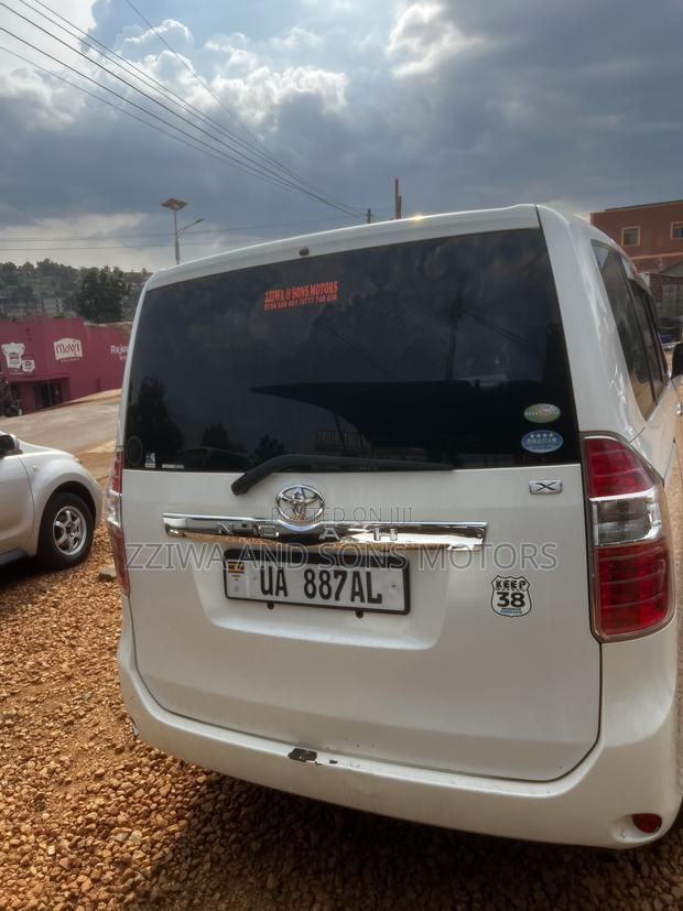 Toyota Noah 2.0 AWD (7 Seater) 2014 White