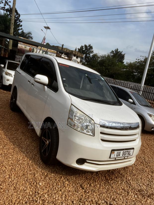 Toyota Noah 2.0 AWD (7 Seater) 2014 White