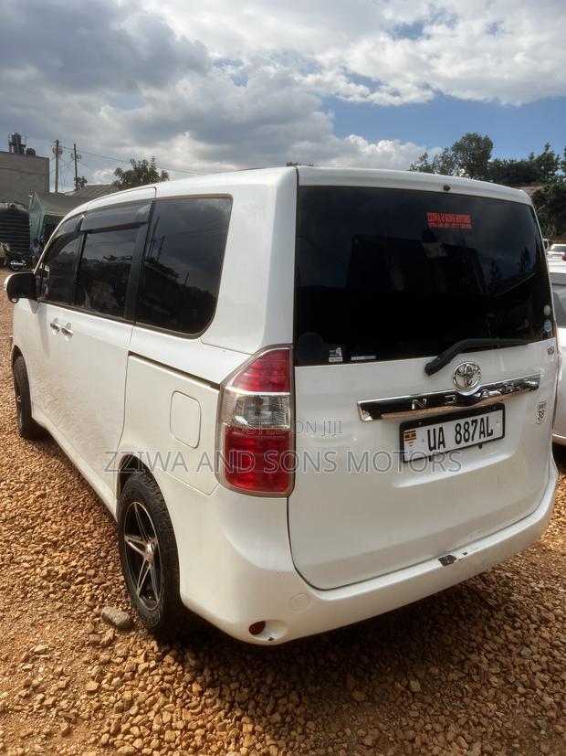 Toyota Noah 2.0 AWD (7 Seater) 2014 White