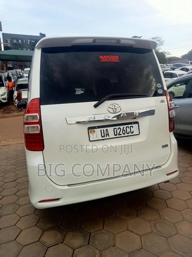 Toyota Noah 2.0 143hp AWD (7 Seater) 2012 White
