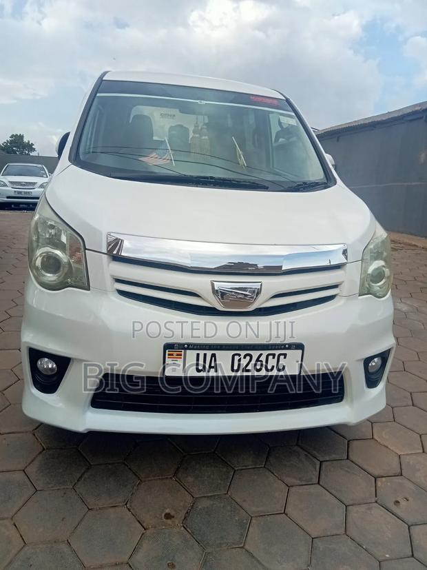 Toyota Noah 2.0 143hp AWD (7 Seater) 2012 White