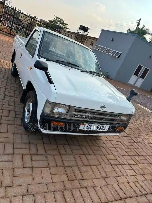 Nissan Pick-Up 2000 White