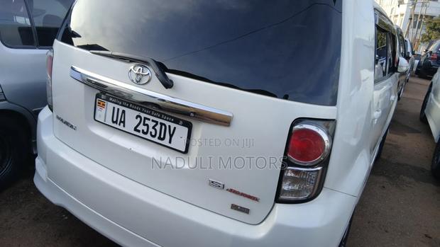 Toyota Corolla Rumion 2011 White