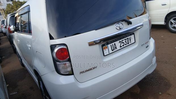 Toyota Corolla Rumion 2011 White