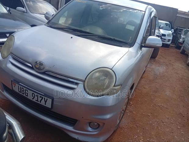 Toyota Sienta 1.5 AWD 2008 Silver