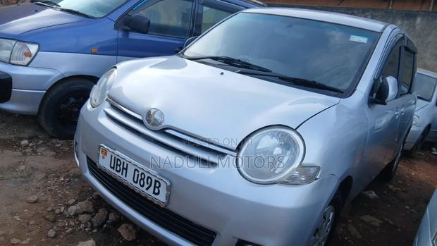 Toyota Sienta 1.5 FWD 2008 Silver