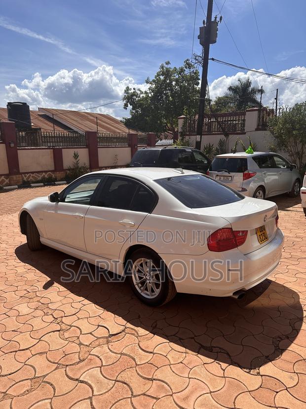 BMW 320i Sedan RWD 2010 White