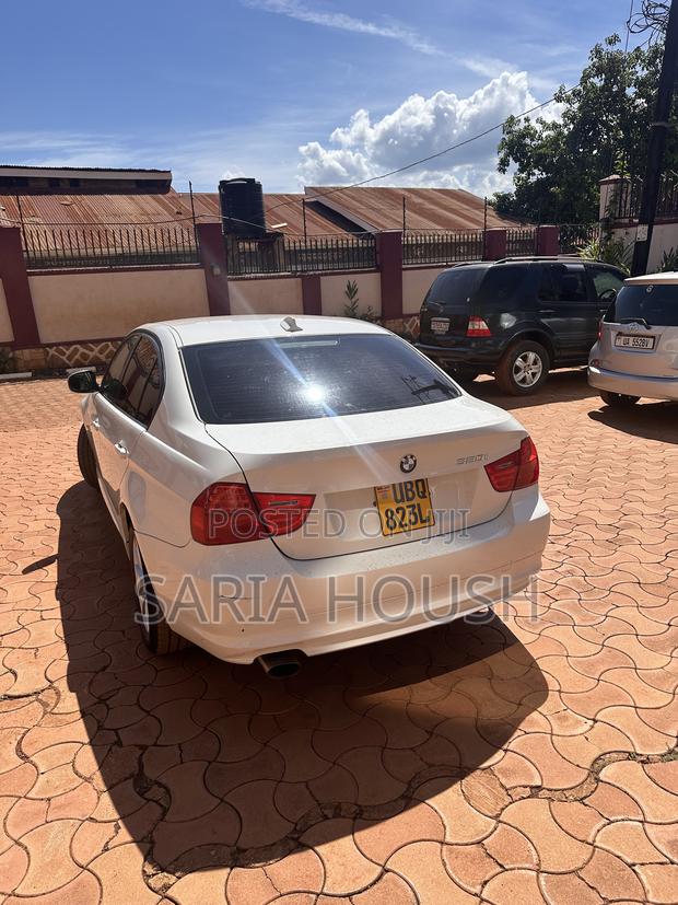 BMW 320i Sedan RWD 2010 White
