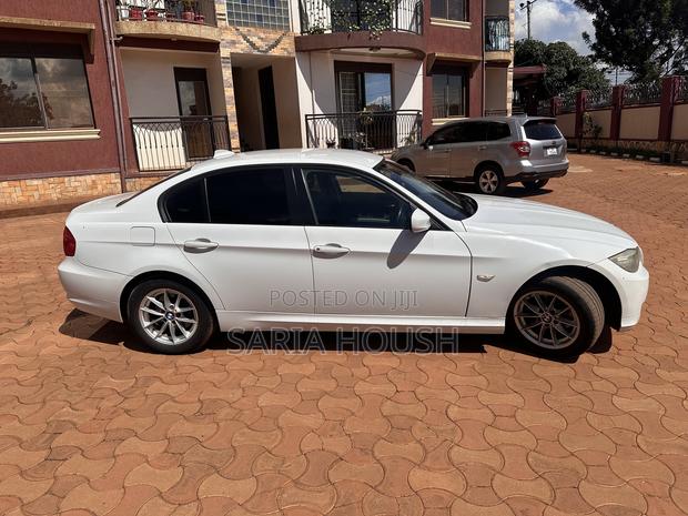 BMW 320i Sedan RWD 2010 White
