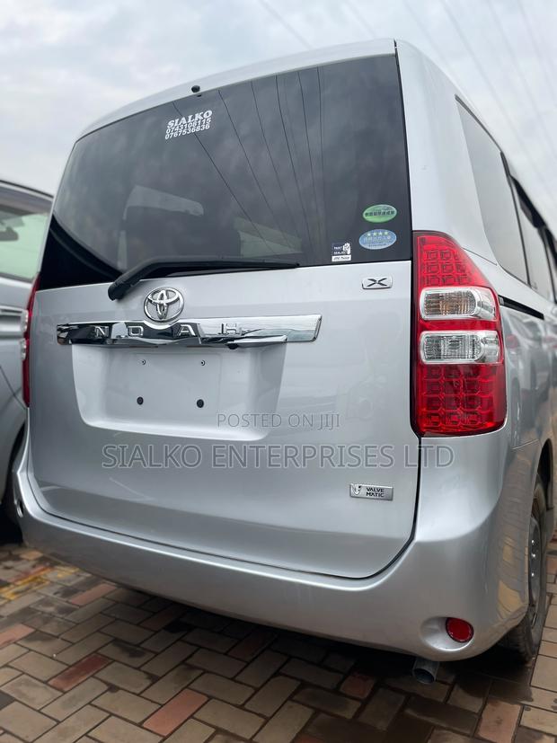 Toyota Noah 2.0 158hp FWD (8 Seater) 2013 Silver