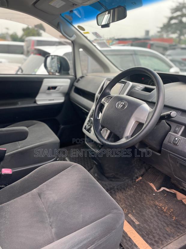 Toyota Noah 2.0 158hp FWD (8 Seater) 2013 Silver