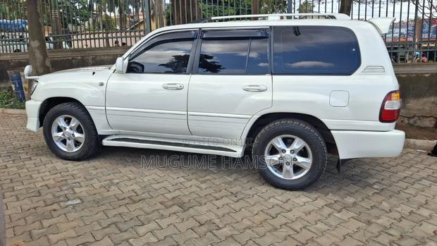 Toyota Land Cruiser 2001 White