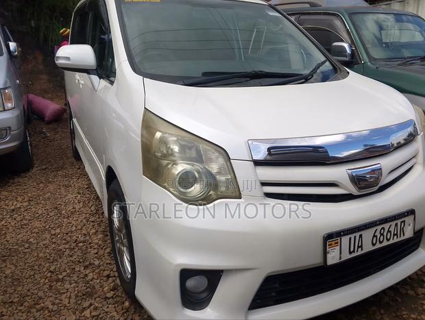 Toyota Noah 2.0 143hp FWD (7 Seater) 2010 White