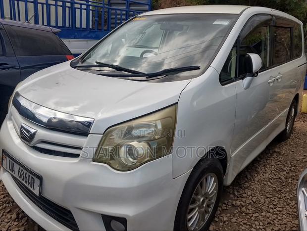 Toyota Noah 2.0 143hp FWD (7 Seater) 2010 White
