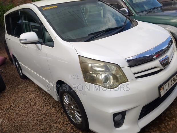 Toyota Noah 2.0 143hp FWD (7 Seater) 2010 White