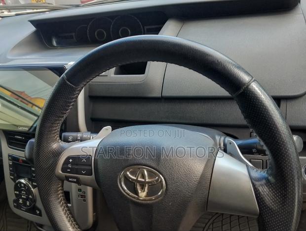 Toyota Noah 2.0 143hp FWD (7 Seater) 2010 White