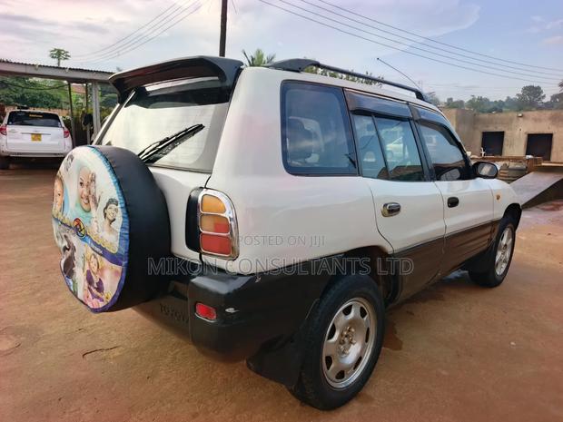 Toyota RAV4 1999 White