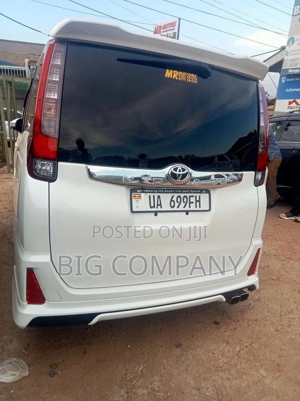 Toyota Noah 2.0 AWD (6 Seater) 2014 White