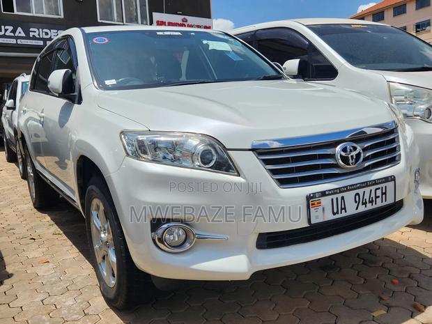 Toyota Vanguard 2012 White