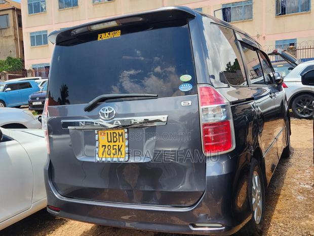 Toyota Noah 2008 Gray