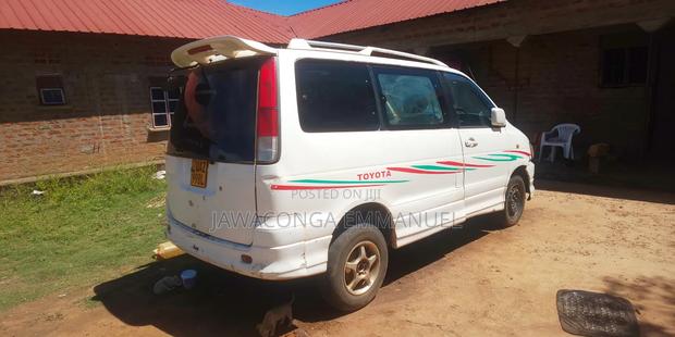 Toyota LiteAce Noah 1999 White