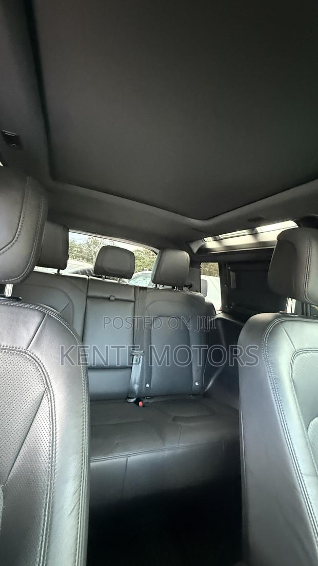 Land Rover Defender X-Dynamic SE 2024 Brown