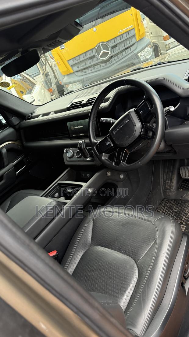 Land Rover Defender X-Dynamic SE 2024 Brown