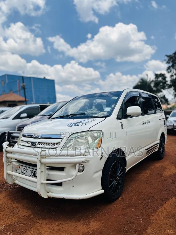 Toyota Noah 2005 White