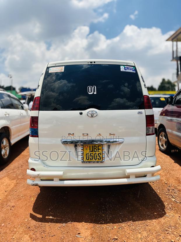 Toyota Noah 2005 White