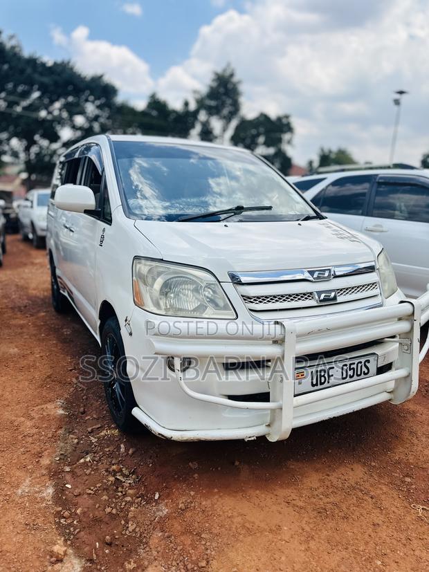Toyota Noah 2005 White