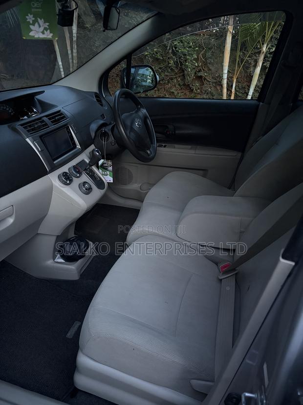 Toyota Passo Sette 2011 Silver