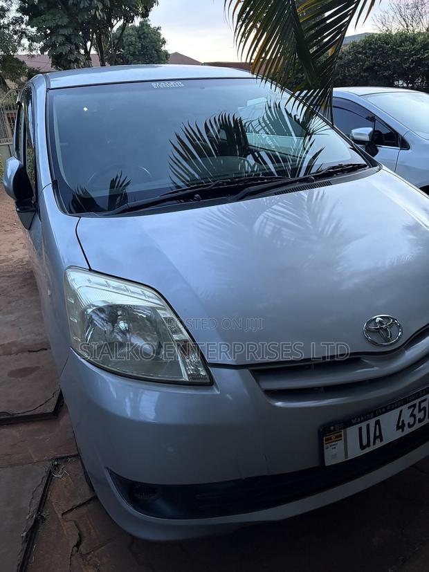 Toyota Passo Sette 2011 Silver