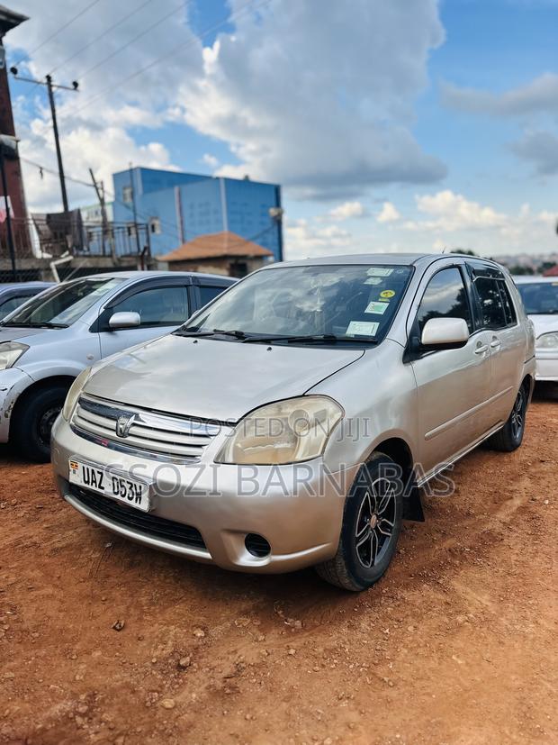 Toyota Raum 2003