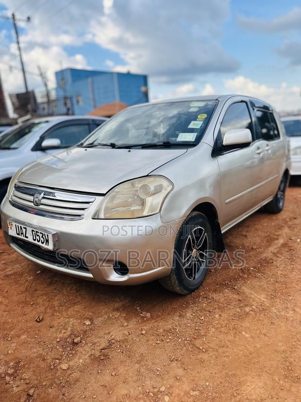 Toyota Raum 2003