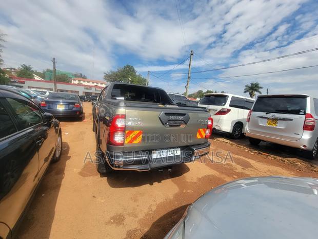 Toyota Hilux 2017 Gray