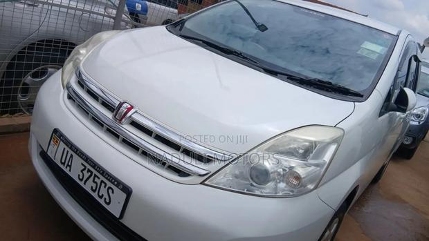 Toyota ISIS 2011 White