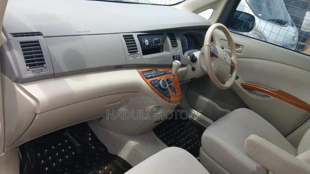 Toyota ISIS 2011 White