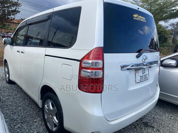 Toyota Noah 2011 White