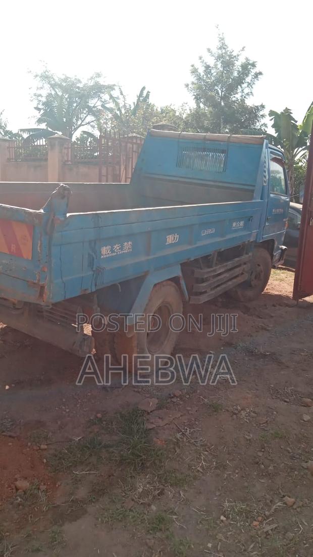 Isuzu ELF Truck 2005 Blue