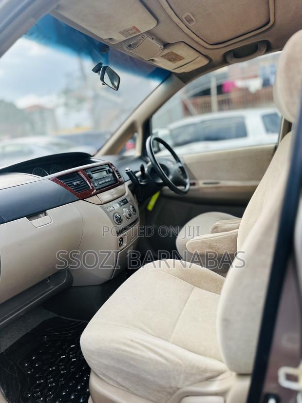 Toyota Noah 2003