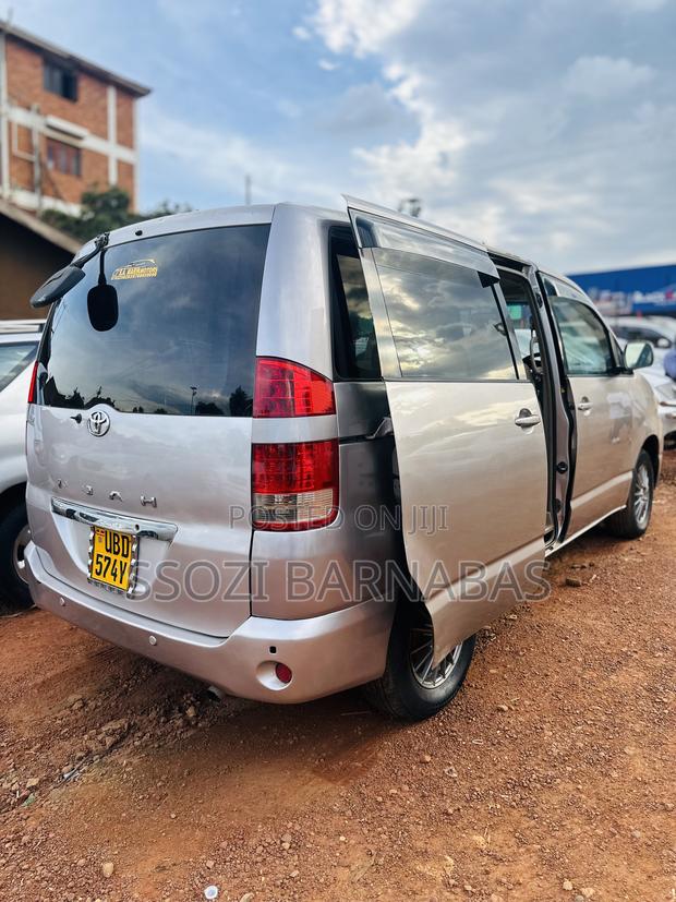 Toyota Noah 2003
