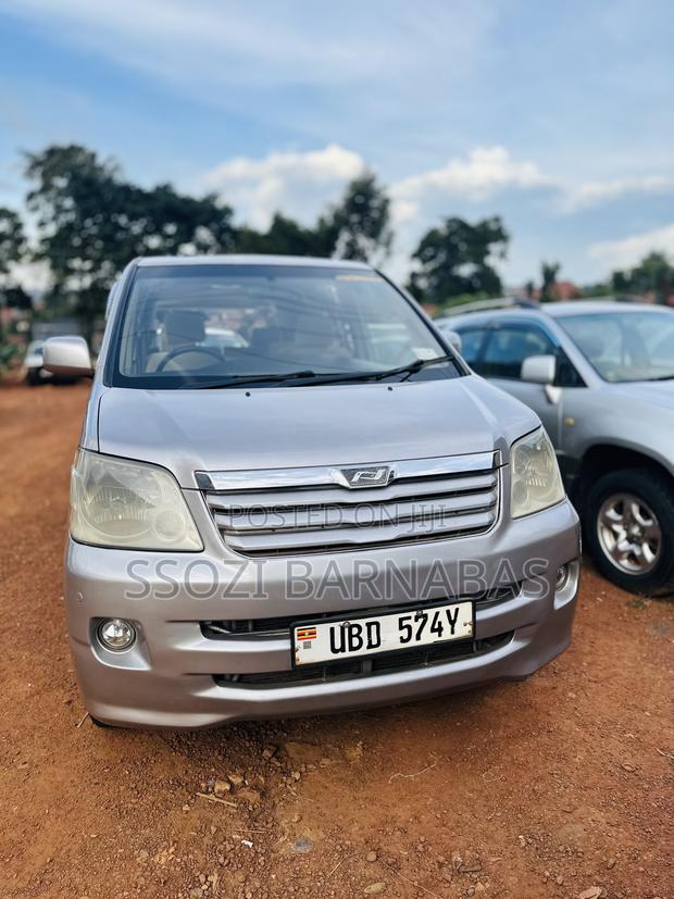 Toyota Noah 2003