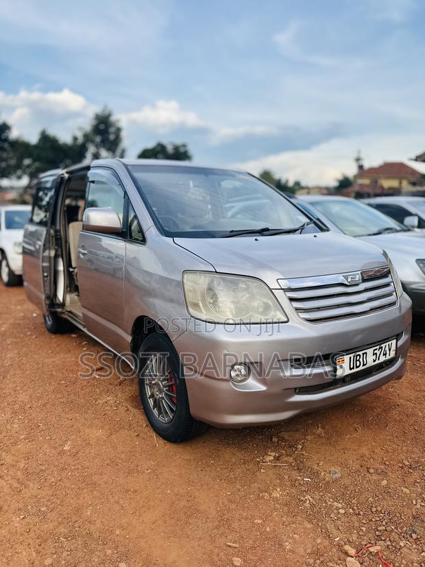 Toyota Noah 2003