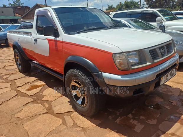 Nissan Hardbody 2010 White