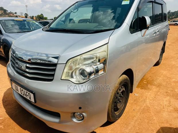 Toyota Noah 2.0 158hp AWD (8 Seater) 2013 Silver