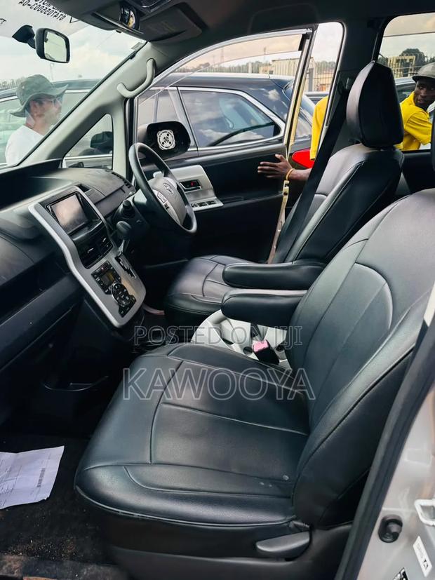 Toyota Noah 2.0 158hp AWD (8 Seater) 2013 Silver