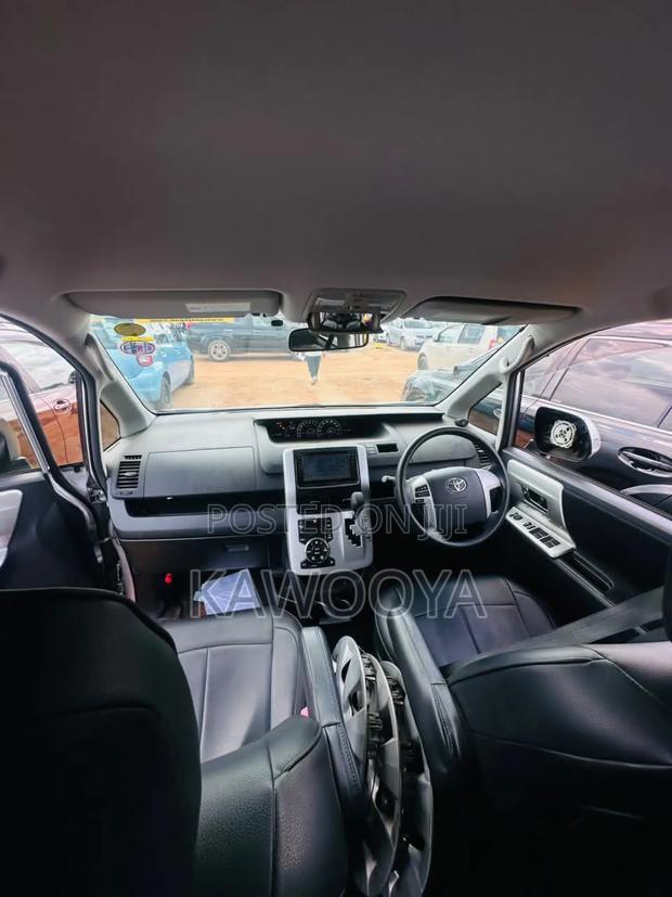 Toyota Noah 2.0 158hp AWD (8 Seater) 2013 Silver